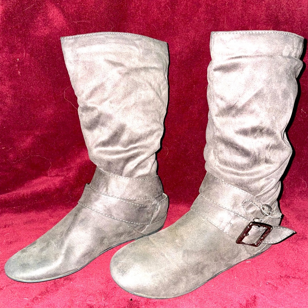 Calf high suede boots, perfect with skinny jeans size 7.5!